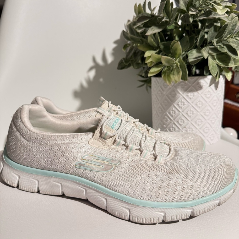 Sketchers White Relaxed Fit Memory Foam size 9